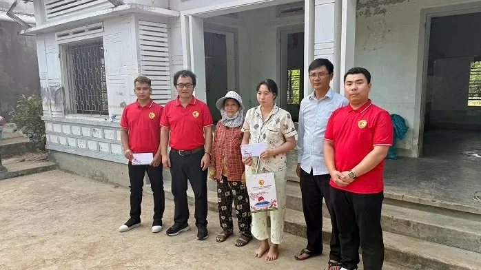 Vietnamese in Japan directly deliver aid to flood victims in Dak Lak
