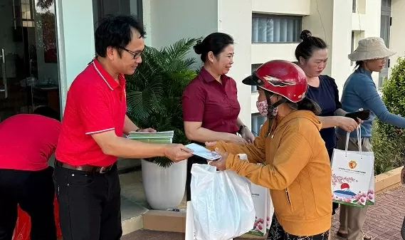 Vietnamese in Japan directly deliver aid to flood victims in Dak Lak