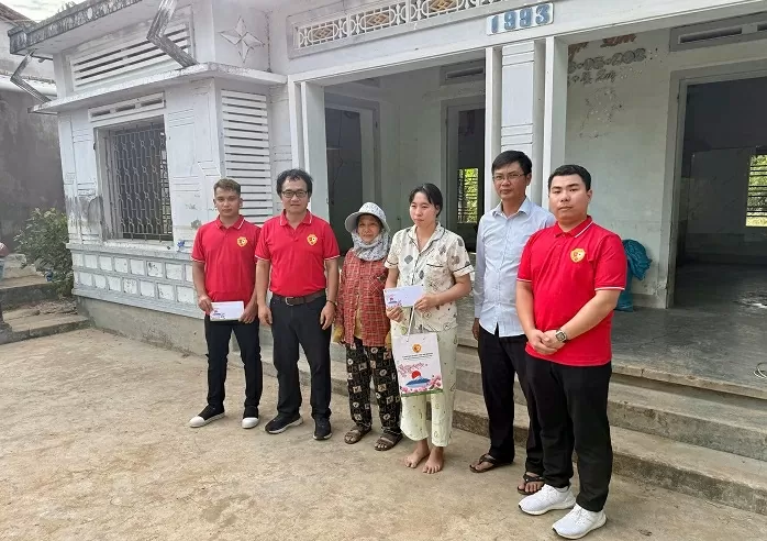 Vietnamese in Japan directly deliver aid to flood victims in Dak Lak Vietnamese in Japan directly deliver aid to flood victims in Dak Lak