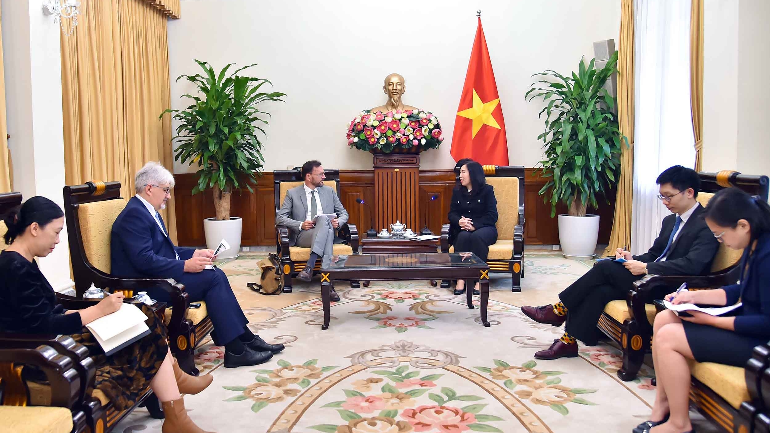 Deputy FM Le Thi Thu Hang welcomes Director of the French Development Agency (AFD)