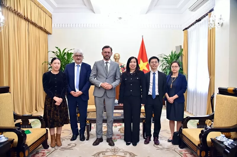 Deputy FM Le Thi Thu Hang welcomes Director of the French Development Agency (AFD)