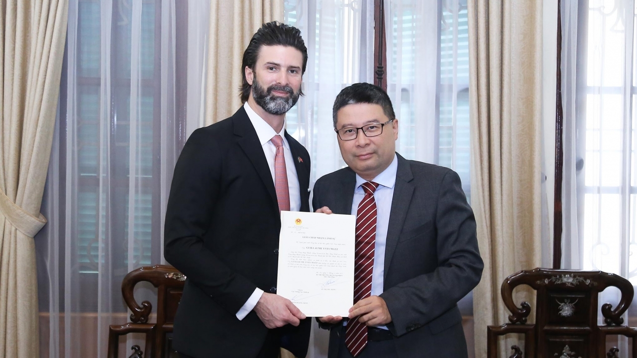 Ministry of Foreign Affairs presents Consular Acceptance Certificate to Dominica's Consul General in Ho Chi Minh City