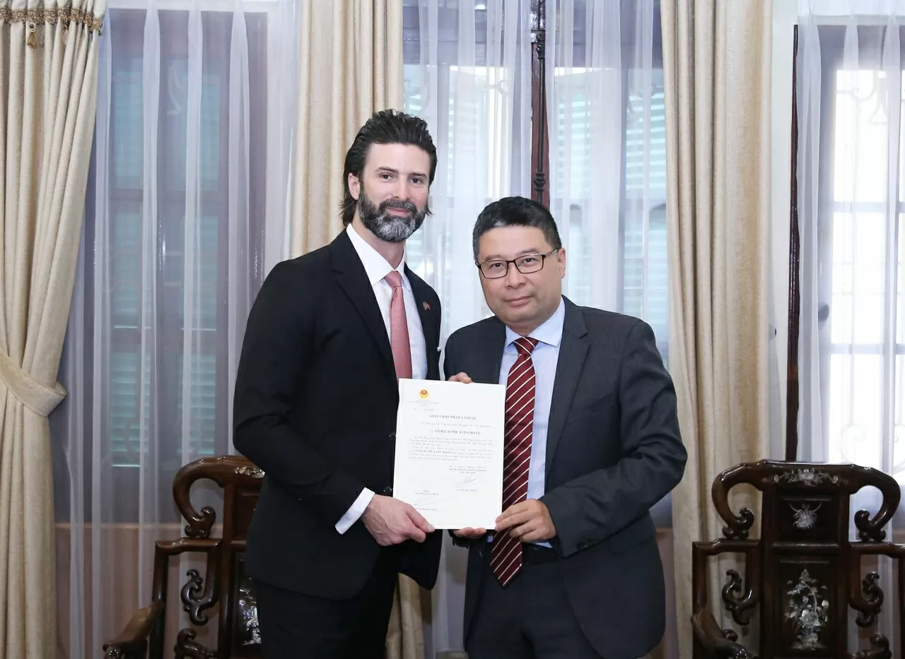 Ministry of Foreign Affairs presents Consular Acceptance Certificate to Dominica's Consul General in Ho Chi Minh City