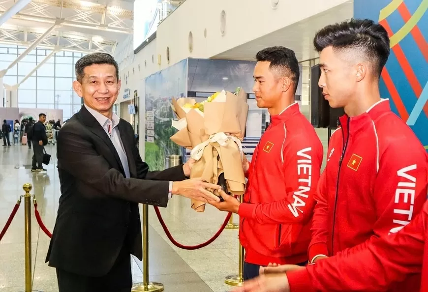 Ông Nguyễn Danh Hoàng Việt, Cục trưởng Cục Thể dục thể thao Việt Nam tặng hoa các thành viên đoàn thể thao Việt Nam tham dự SEA Games 33. Ảnh: BÙI LƯỢNG Ông Nguyễn Danh Hoàng Việt, Cục trưởng Cục Thể dục thể thao Việt Nam tặng hoa các thành viên đoàn thể thao Việt Nam tham dự SEA Games 33. Ảnh: BÙI LƯỢNG