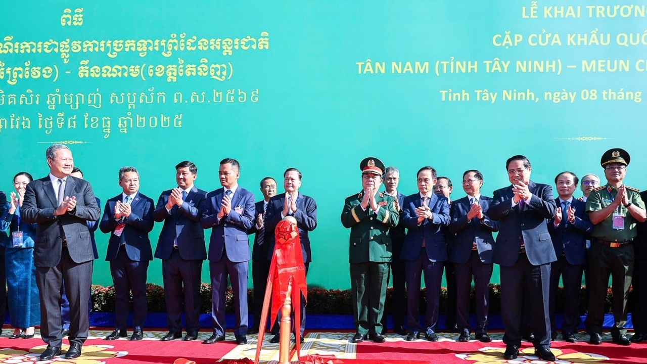 Prime Minister Pham Minh Chinh and Prime Minister Hun Manet inaugurate Tan Nam - Meun Chey International Border Gate Pair