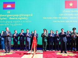 Prime Minister Pham Minh Chinh and Prime Minister Hun Manet inaugurate Tan Nam - Meun Chey International Border Gate Pair