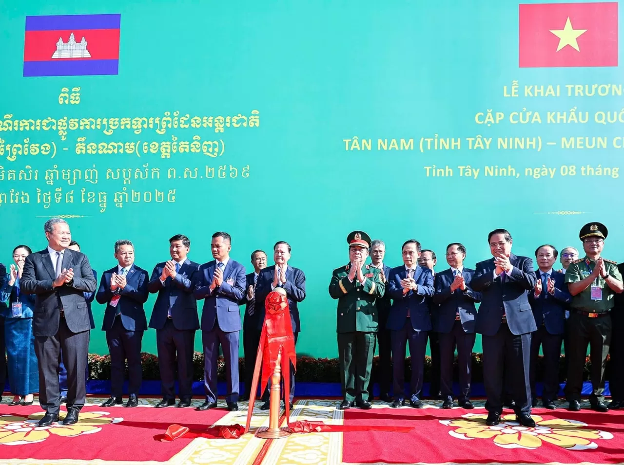 Prime Minister Pham Minh Chinh and Prime Minister Hun Manet inaugurate Tan Nam - Meun Chey International Border Gate Pair