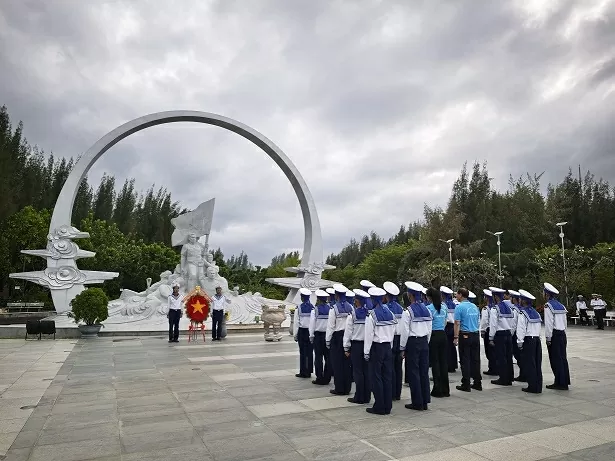 Vietnamese community in Poland donates green vegetable garden to Truong Sa Lon Island