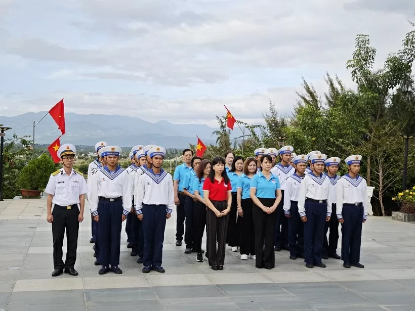 Vietnamese community in Poland donates green vegetable garden to Truong Sa Lon Island