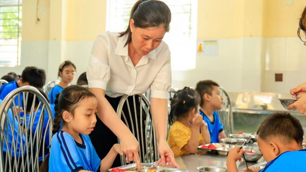 Đề xuất hỗ trợ trọn gói cho học sinh nghèo ở TP. Hồ Chí Minh