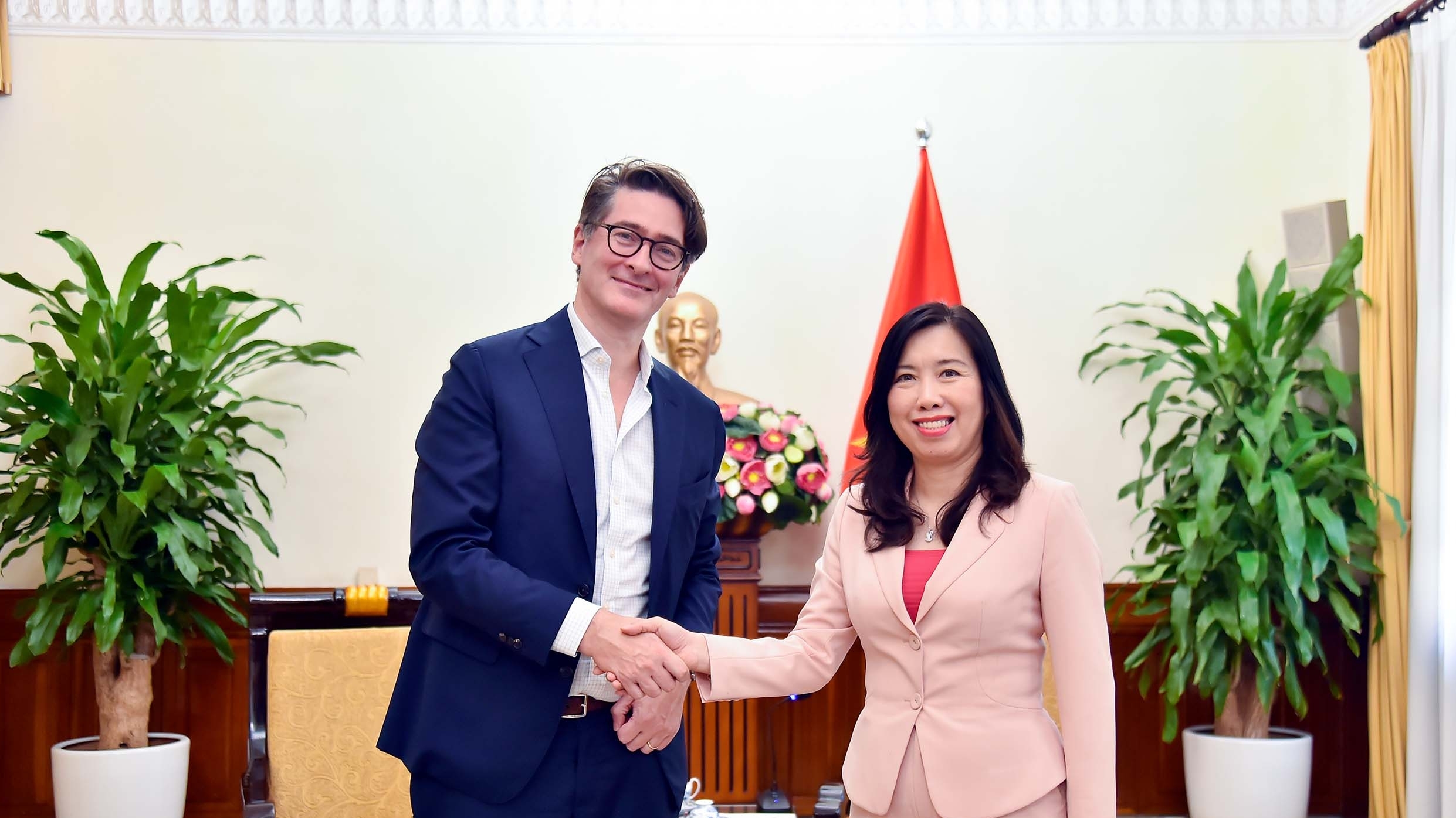 Vietnam-Bloomberg strengthen media cooperation, promote Vietnam's Image: Deputy FM Le Thi Thu Hang