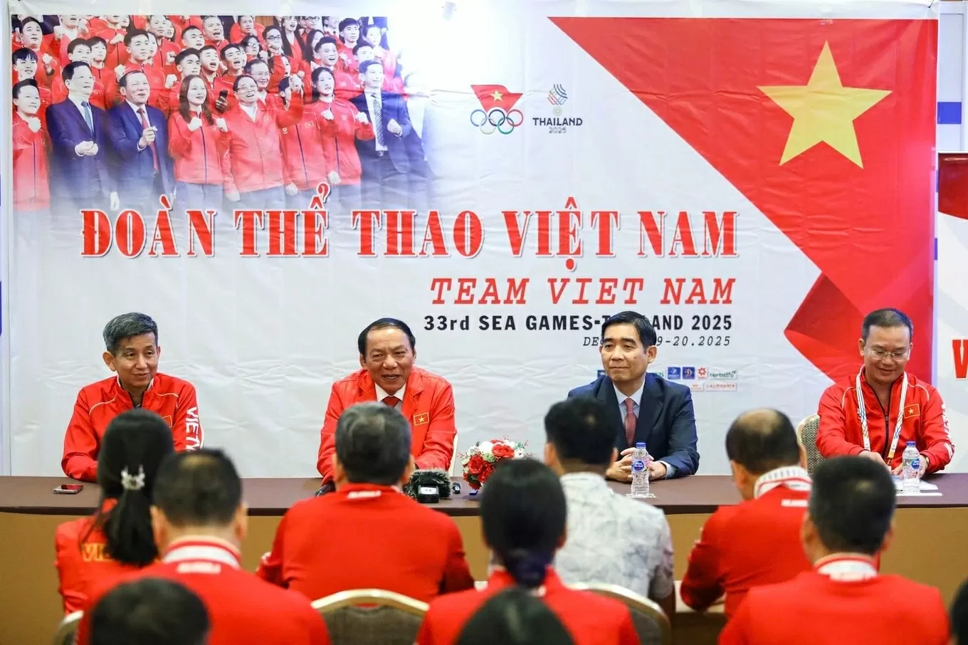 Minister Nguyen Van Hung encourages SEA Games 33 delegation, meets with Vietnamese Embassy in Thailand