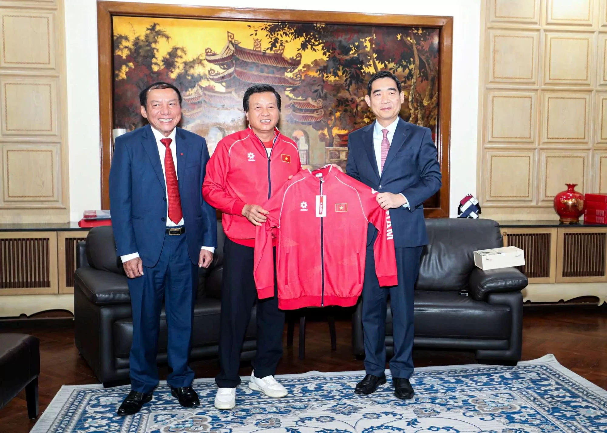 Minister Nguyen Van Hung encourages SEA Games 33 delegation, meets with Vietnamese Embassy in Thailand