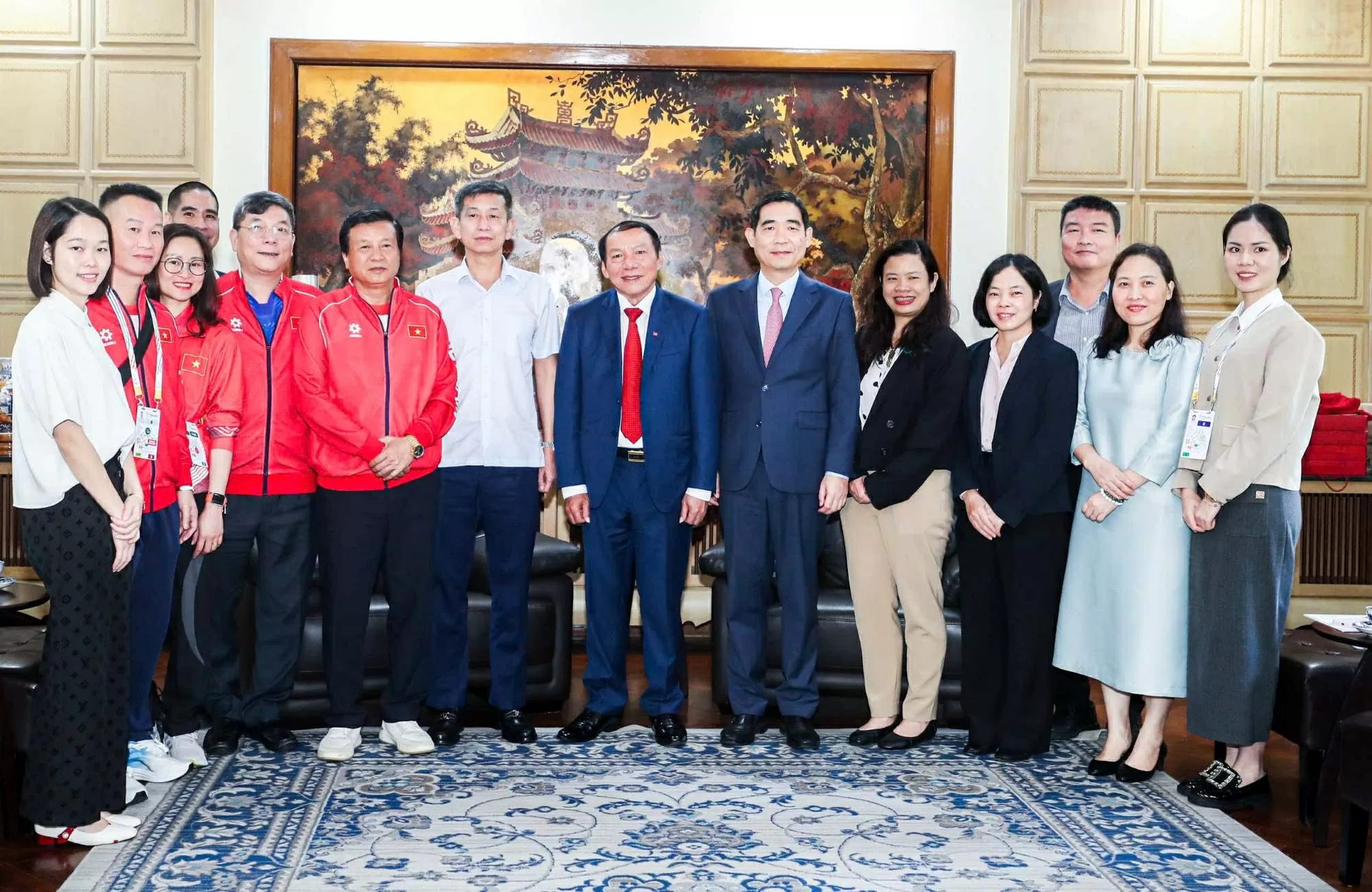 Minister Nguyen Van Hung encourages SEA Games 33 delegation, meets with Vietnamese Embassy in Thailand