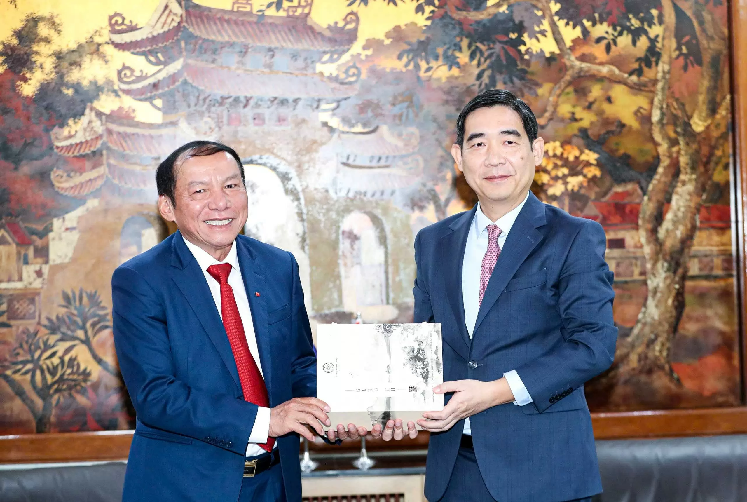 Minister Nguyen Van Hung encourages SEA Games 33 delegation, meets with Vietnamese Embassy in Thailand