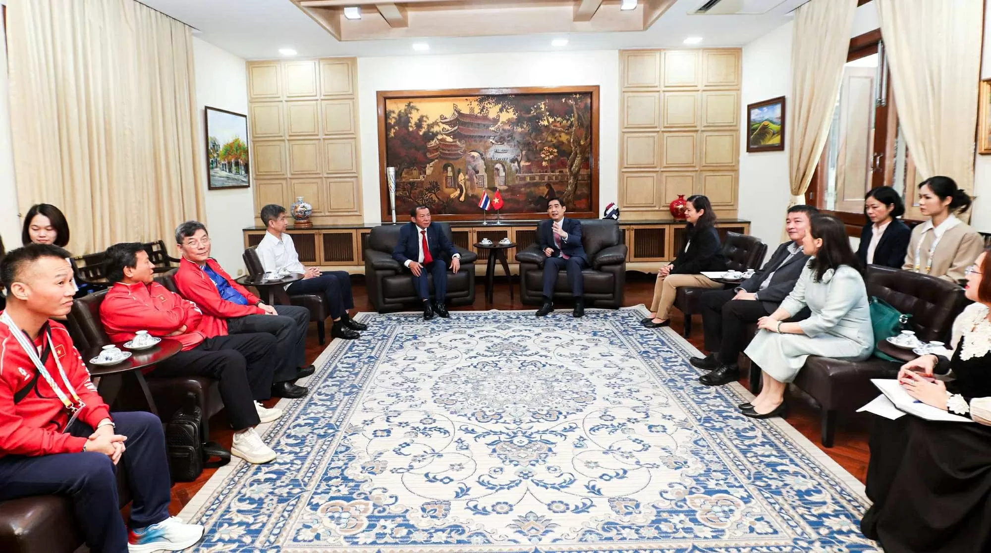 Minister Nguyen Van Hung encourages SEA Games 33 delegation, meets with Vietnamese Embassy in Thailand