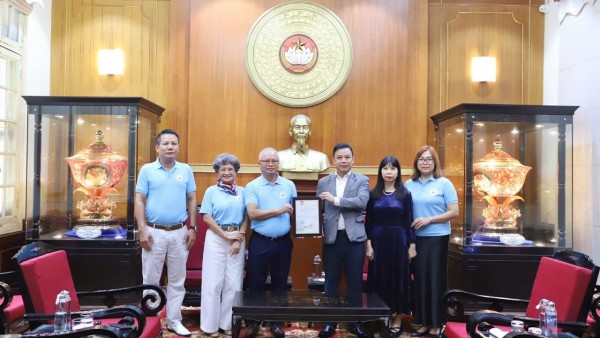 Vietnamese in Czech Republic donate over 10 billion VND to storm-affected people