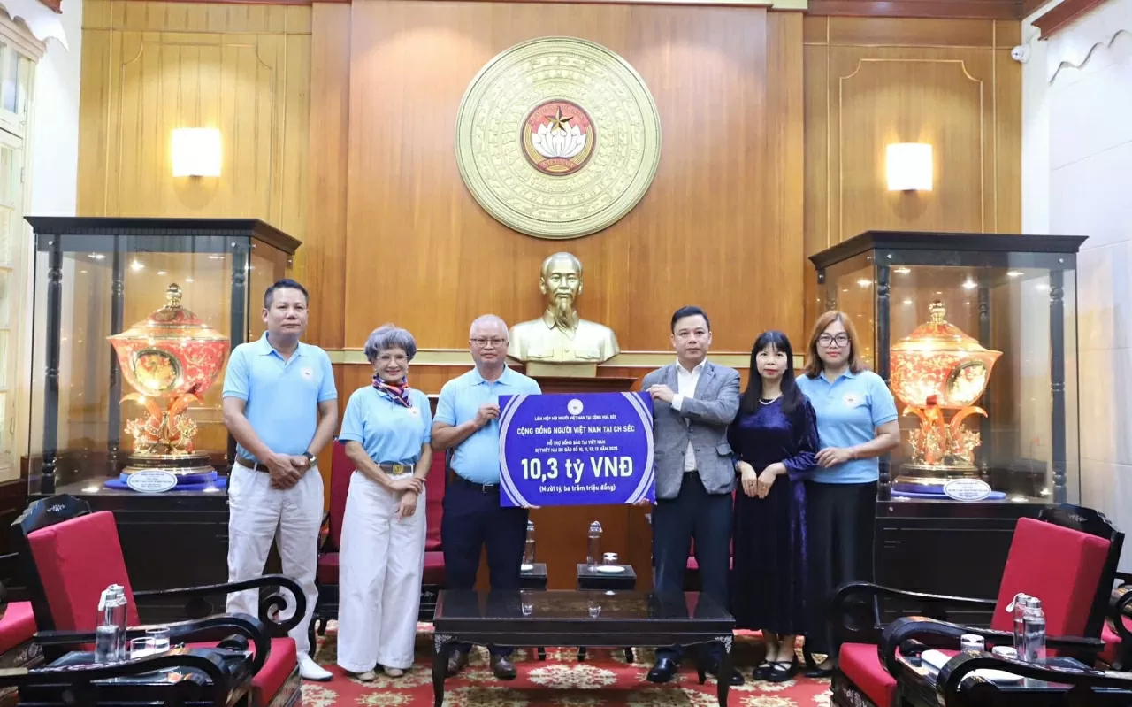 Vietnamese in Czech Republic donate over 10 billion VND to storm-affected people Vietnamese in Czech Republic donate over 10 billion VND to storm-affected people
