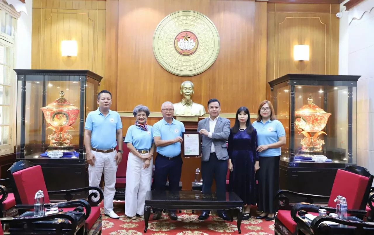 Vietnamese in Czech Republic donate over 10 billion VND to storm-affected people Vietnamese in Czech Republic donate over 10 billion VND to storm-affected people