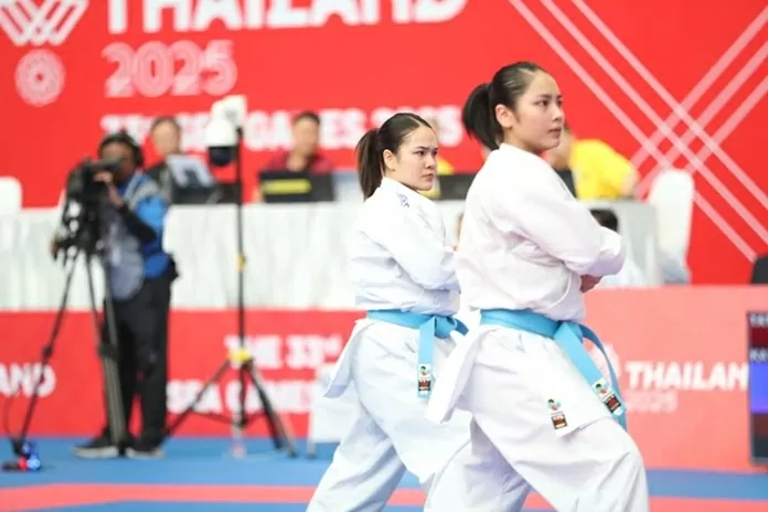 Các võ sĩ Việt Nam thể hiện xuất sắc trong phần thi kata đồng đội nữ. (Ảnh: Bùi Lượng)