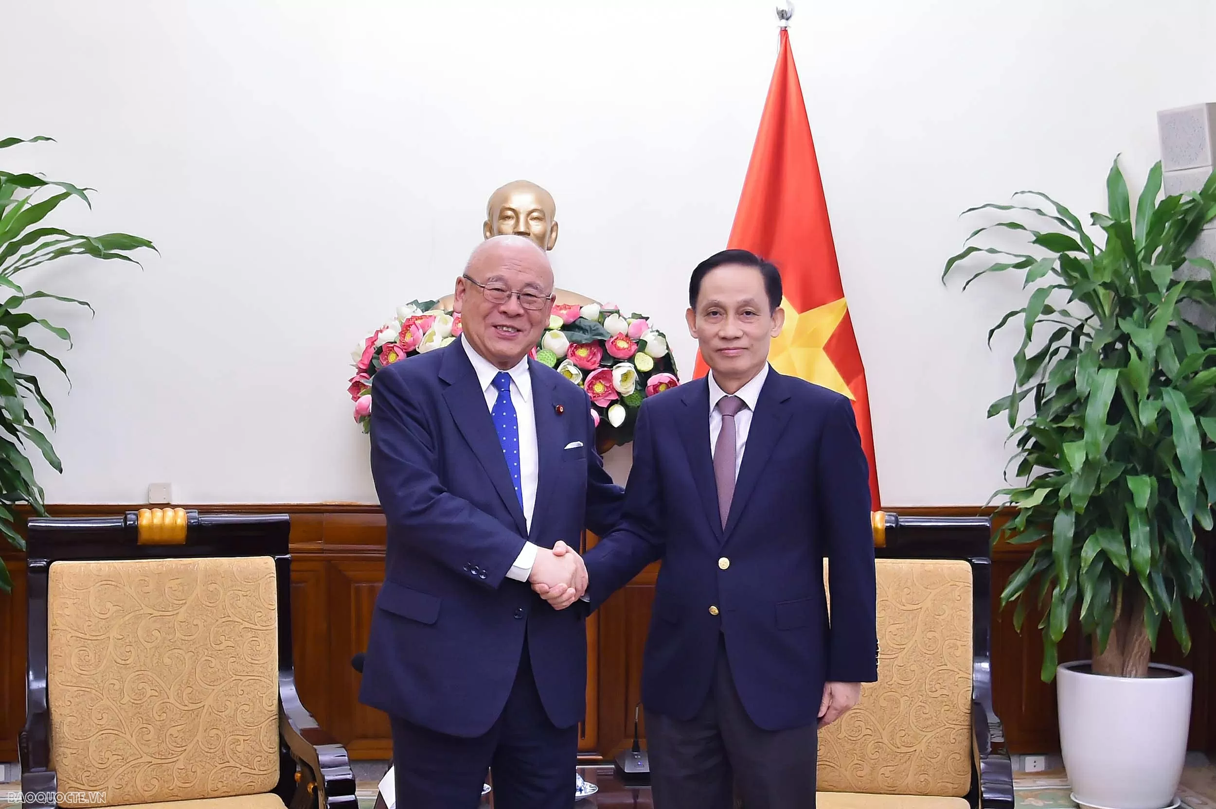 Foreign Minister Le Hoai Trung receives Special Advisor of the Japan-Vietnam Friendship Parliamentary Alliance