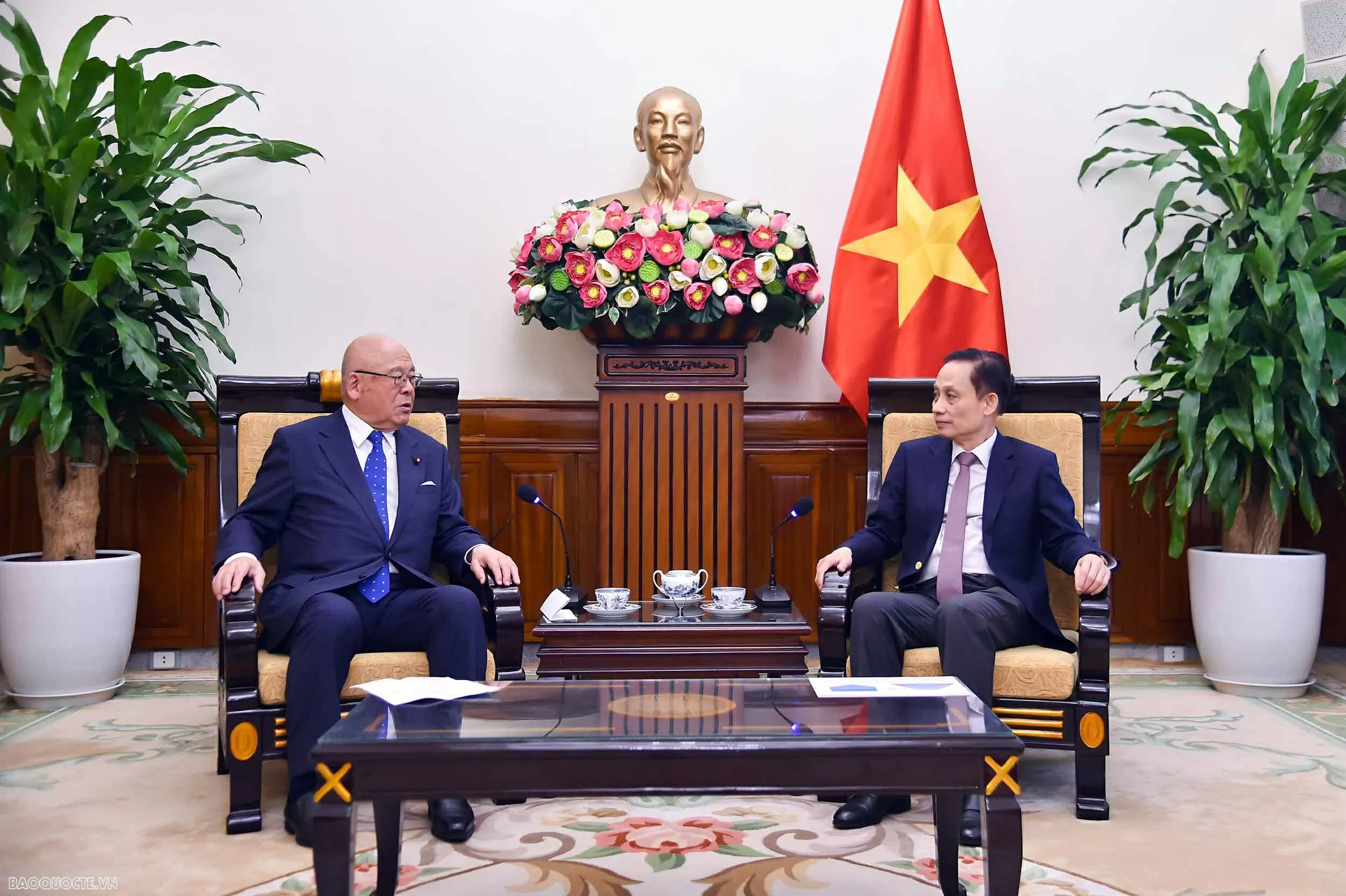 Foreign Minister Le Hoai Trung receives Special Advisor of the Japan-Vietnam Friendship Parliamentary Alliance