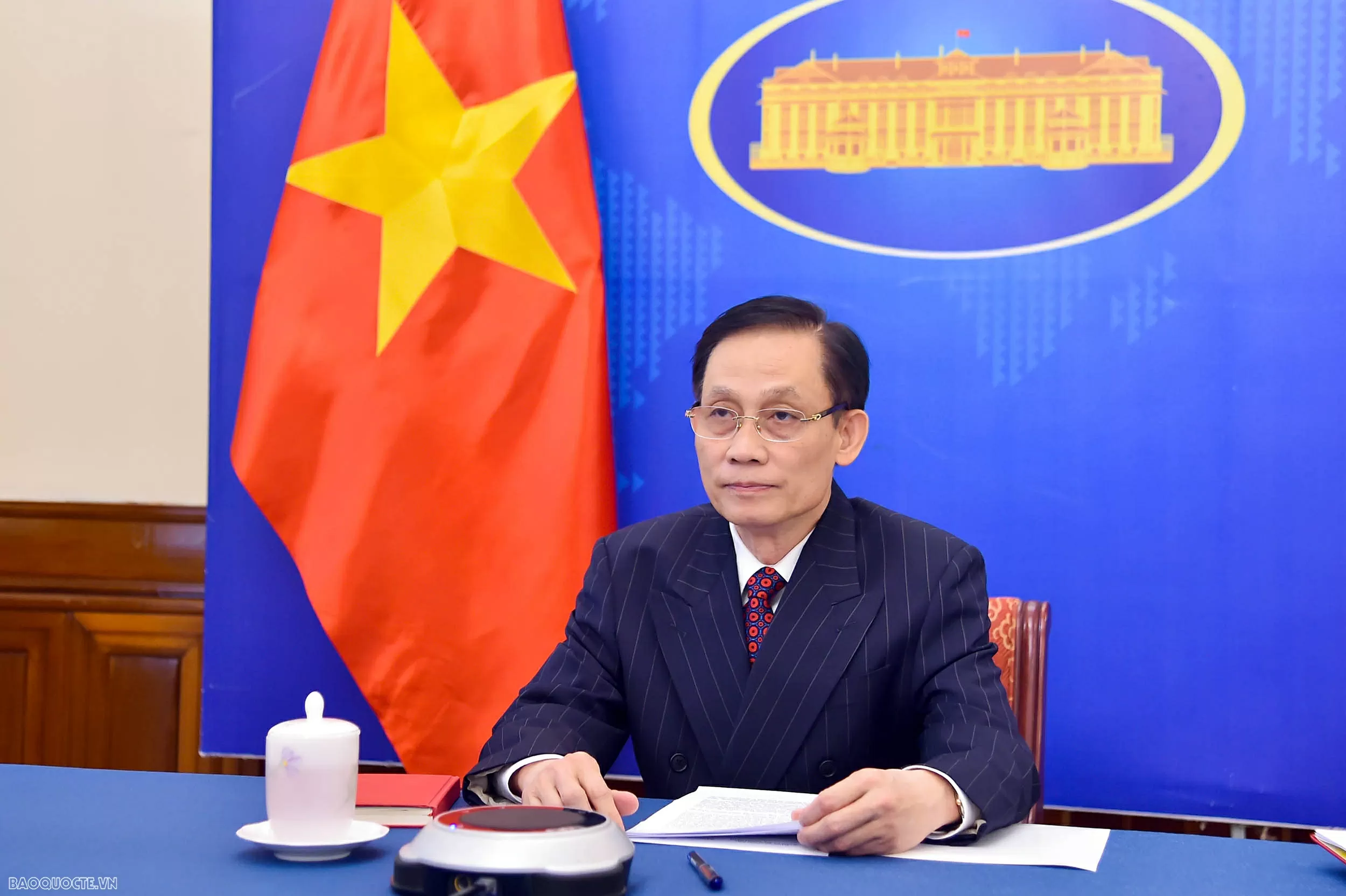 Foreign Minister Le Hoai Trung holds phone talks with Lao Foreign Minister Thongsavanh Phomvihane Foreign Minister Le Hoai Trung holds phone talks with Lao Foreign Minister Thongsavanh Phomvihane