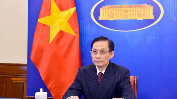 Foreign Minister Le Hoai Trung holds phone talks with Lao Foreign Minister Thongsavanh Phomvihane