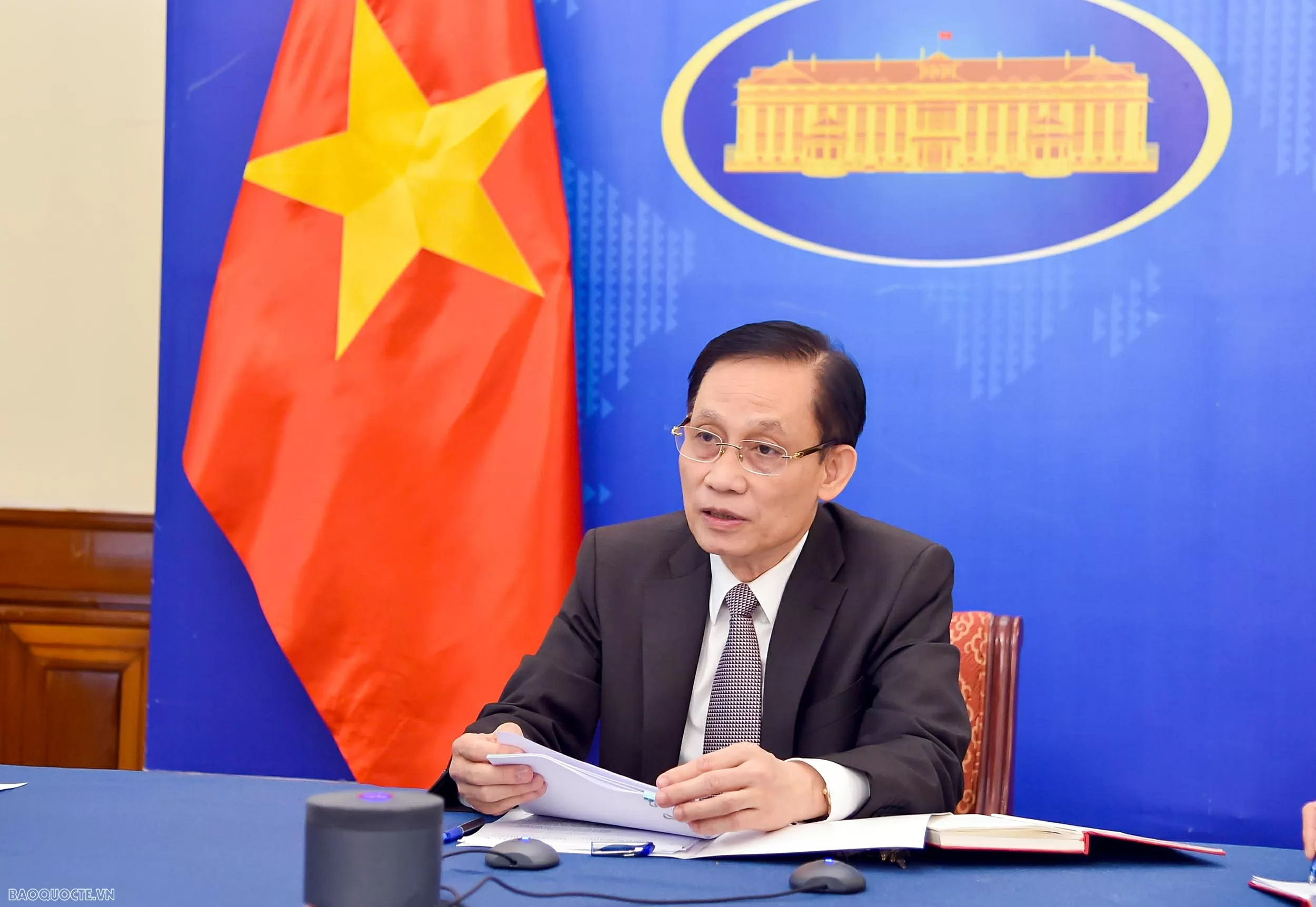 Foreign Minister Le Hoai Trung holds phone talks with Malaysian Foreign Minister