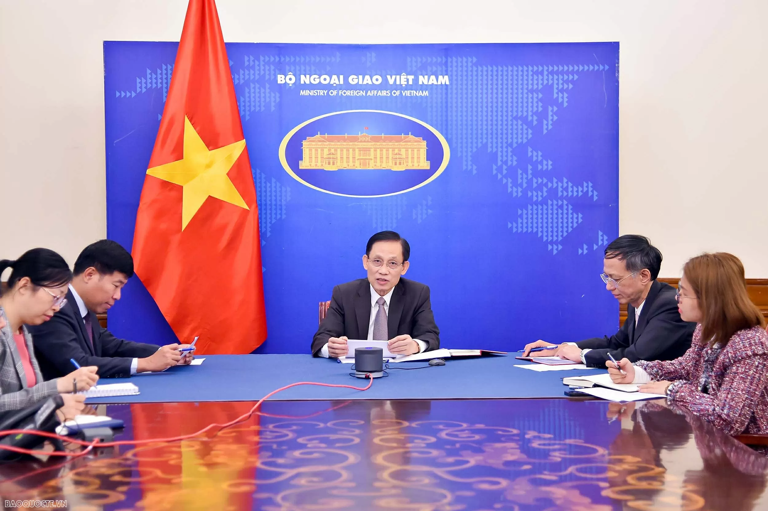 Foreign Minister Le Hoai Trung holds phone talks with Malaysian Foreign Minister