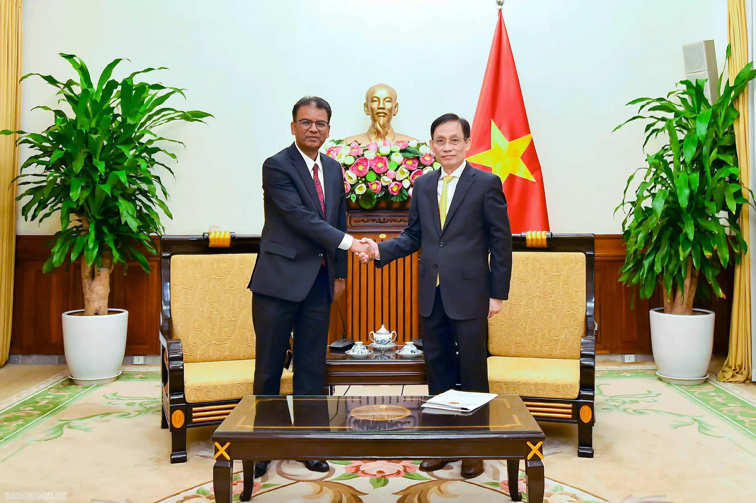 Foreign Minister Le Hoai Trung welcomes Nepalese Ambassador Dhan Bahadur Oli