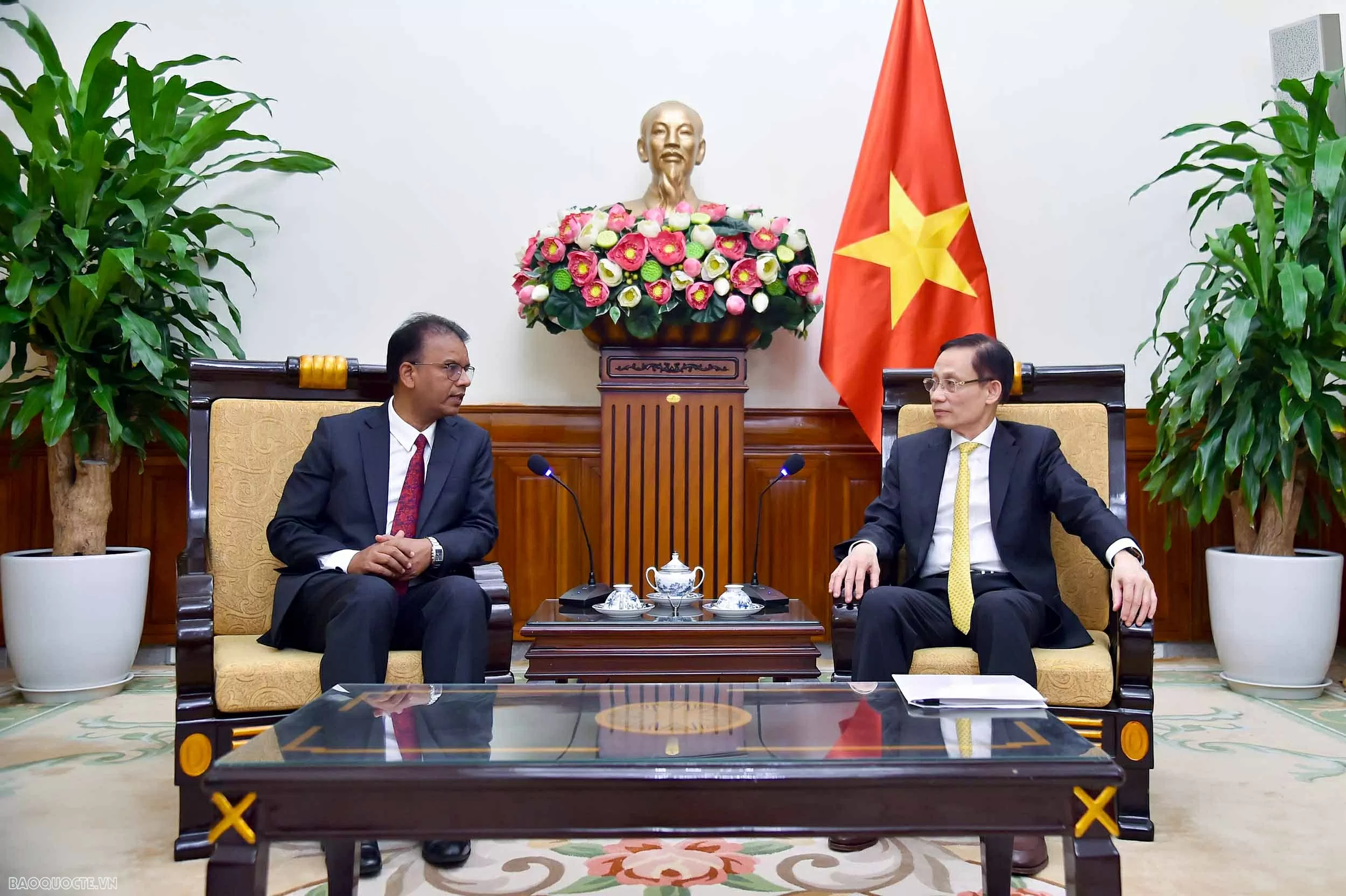 Foreign Minister Le Hoai Trung welcomes Nepalese Ambassador Dhan Bahadur Oli