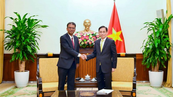 Foreign Minister Le Hoai Trung welcomes Nepalese Ambassador Dhan Bahadur Oli