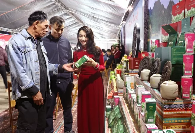Vietnam-China international trade fair opens in Tuyen Quang, boosting cross-border ties. Visitors tour a booth at the event (Photo: VNA)