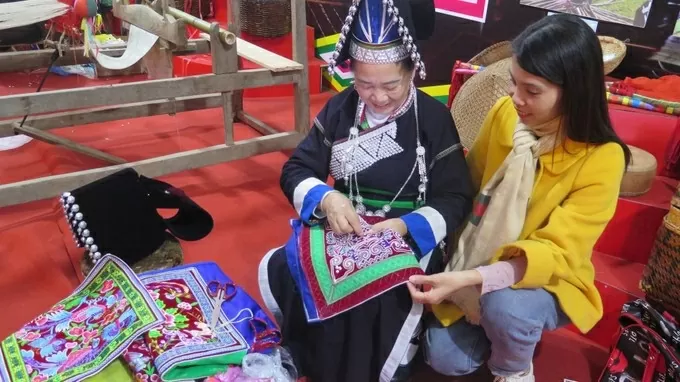 A visitor learn about the traditional embroidery craft of the Pa Di ethnic group in Muong Khuong commune (Photo: VNA) A visitor learn about the traditional embroidery craft of the Pa Di ethnic group in Muong Khuong commune (Photo: VNA)