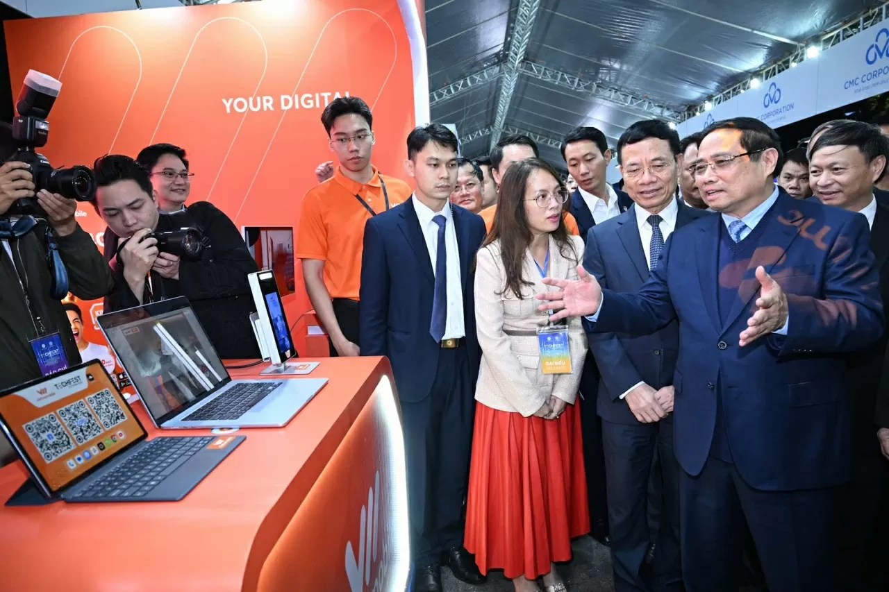 The Prime Minister visits several booths showcasing innovative startups. (Photo: VGP)