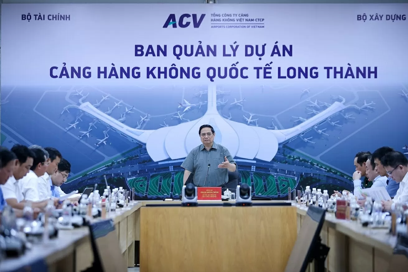 Prime Minister Pham Minh Chinh inspects the Long Thanh International Airport project from the air traffic control tower. (Photo: VNA)
