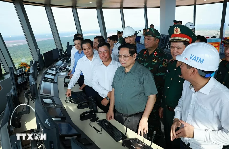 hủ tướng Phạm Minh Chính kiểm tra, thị sát Dự án cảng hàng không quốc tế Long Thành từ Đài kiếm soát không lưu. (Ảnh: Dương Giang/TTXVN)