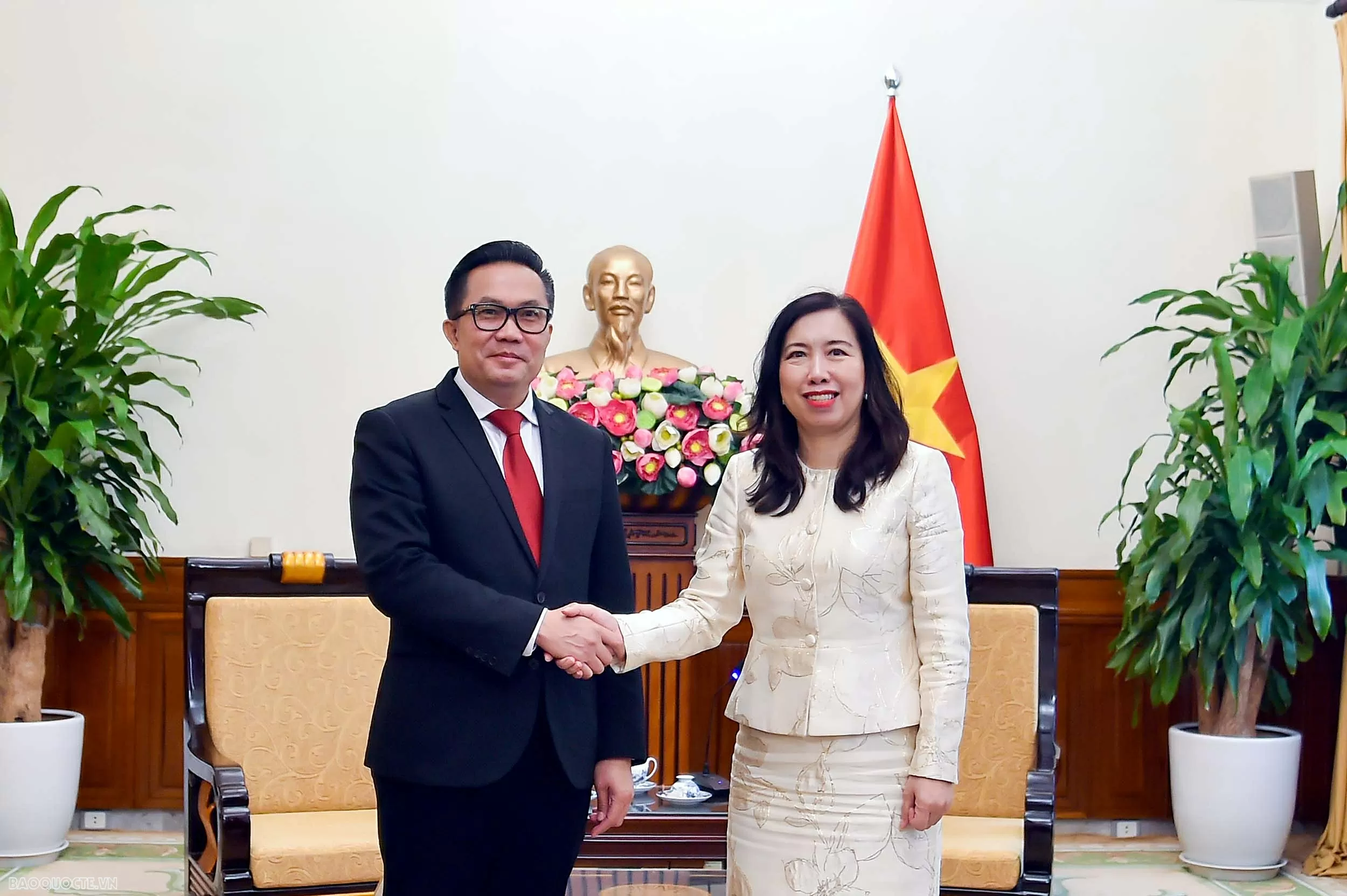 Deputy FM Le Thi Thu Hang welcomes delegation from the Press Department, Lao Ministry of Foreign Affairs