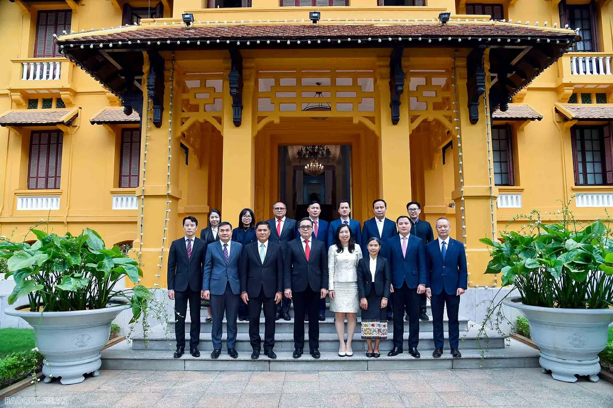 Deputy FM Le Thi Thu Hang welcomes delegation from the Press Department, Lao Ministry of Foreign Affairs