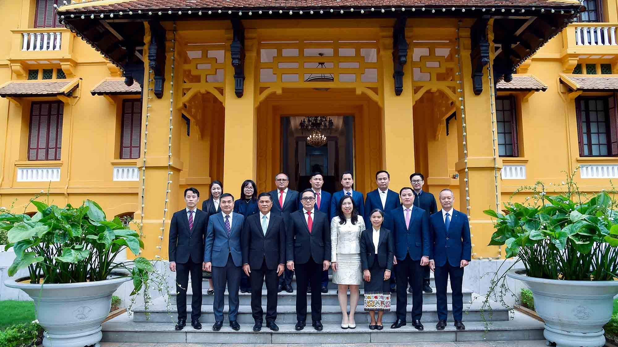 Deputy FM Le Thi Thu Hang welcomes delegation from the Press Department, Lao Ministry of Foreign Affairs