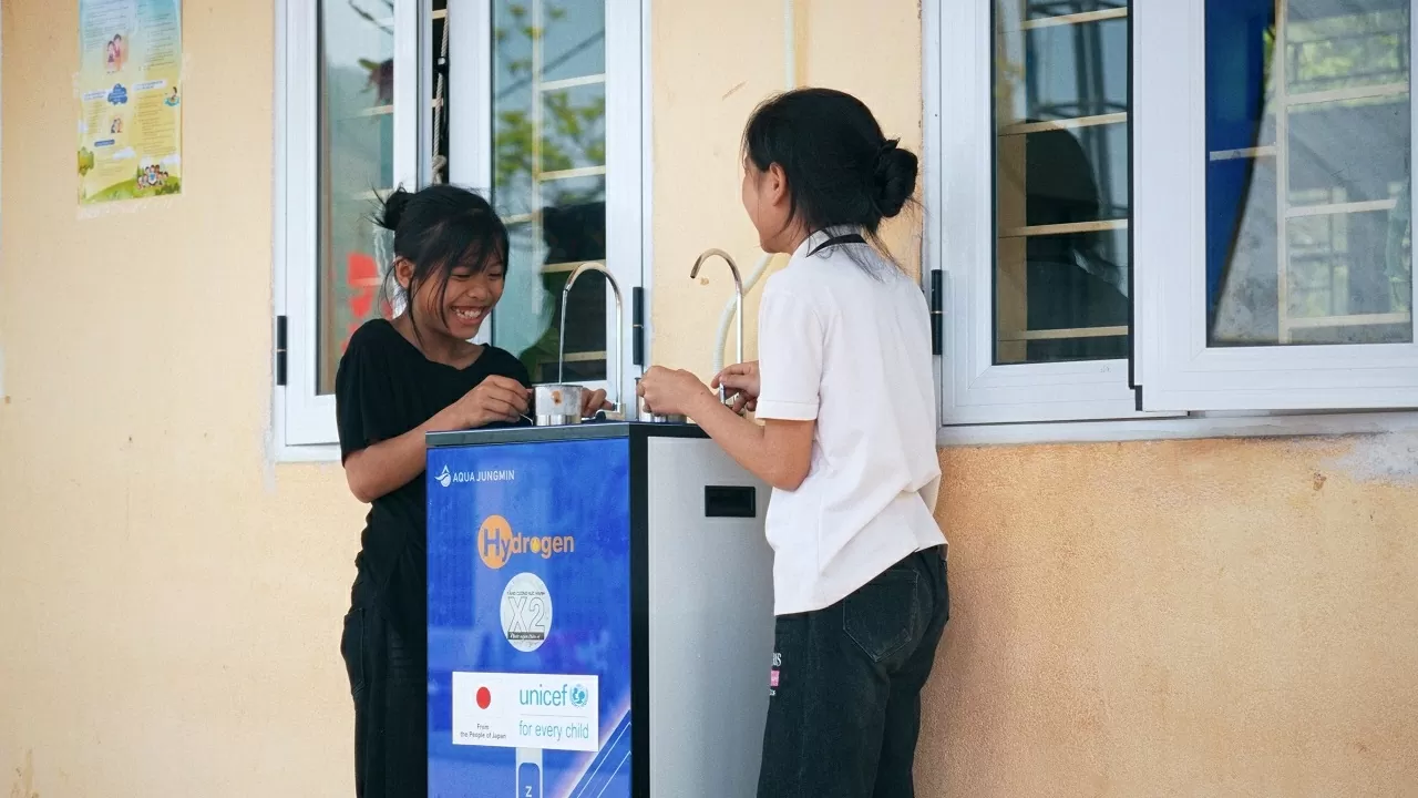 Japan contributes 1.5 million USD through IOM and UNICEF for urgent flood relief and recovery in Vietnam Japan contributes 1.5 million USD through IOM and UNICEF for urgent flood relief and recovery in Vietnam