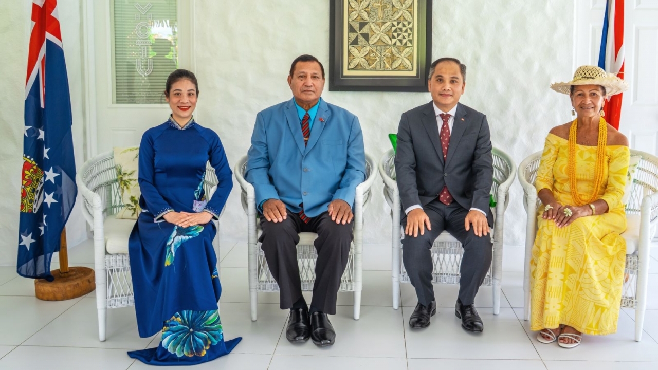 Ambassador Phan Minh Giang presents Credentials to King Charles III's Representative in the Cook Islands
