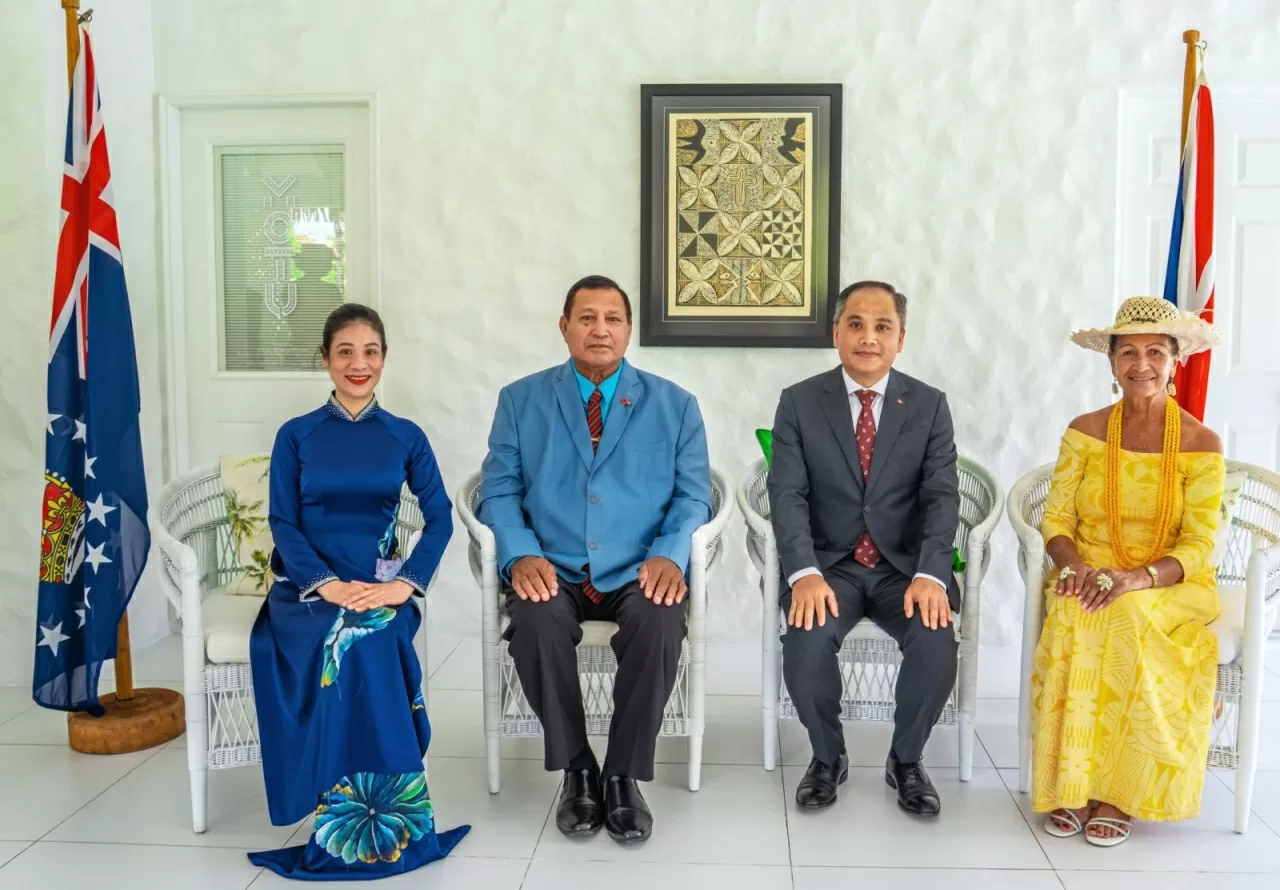 Ambassador Phan Minh Giang presents Credentials to King Charles III's Representative in the Cook Islands Ambassador Phan Minh Giang presents Credentials to King Charles III's Representative in the Cook Islands