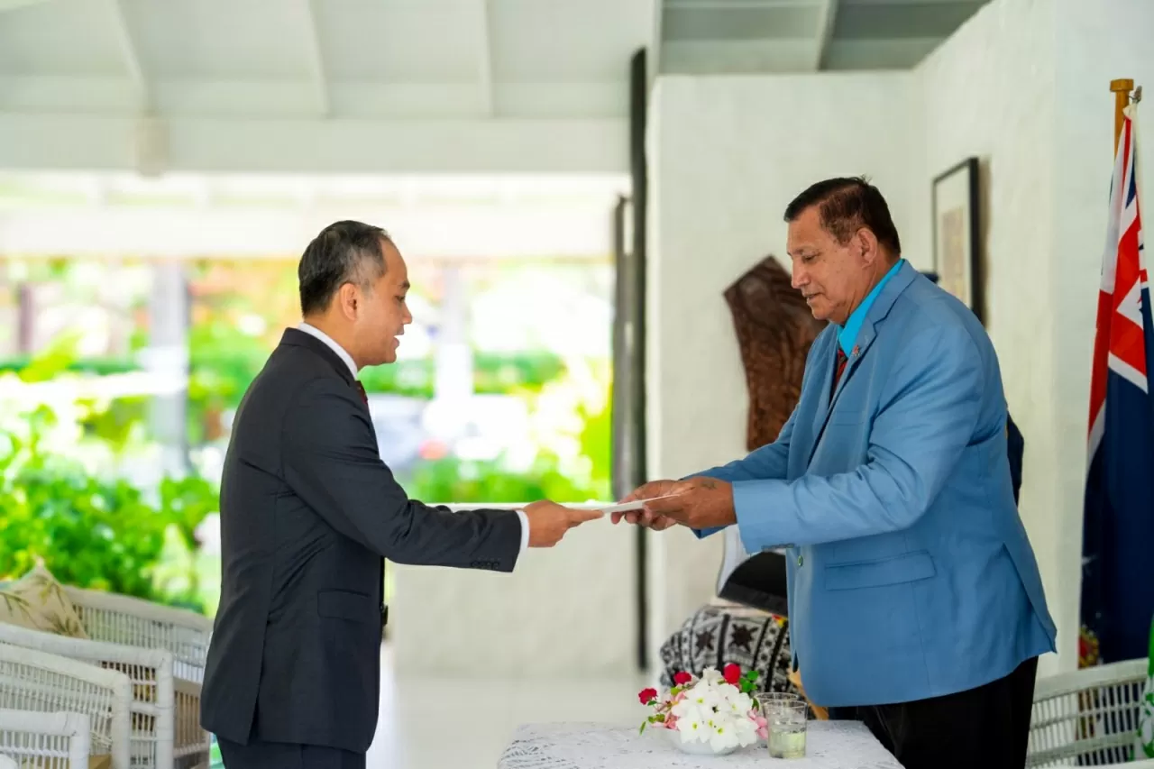 Ambassador Phan Minh Giang presents Credentials to King Charles III's Representative in the Cook Islands