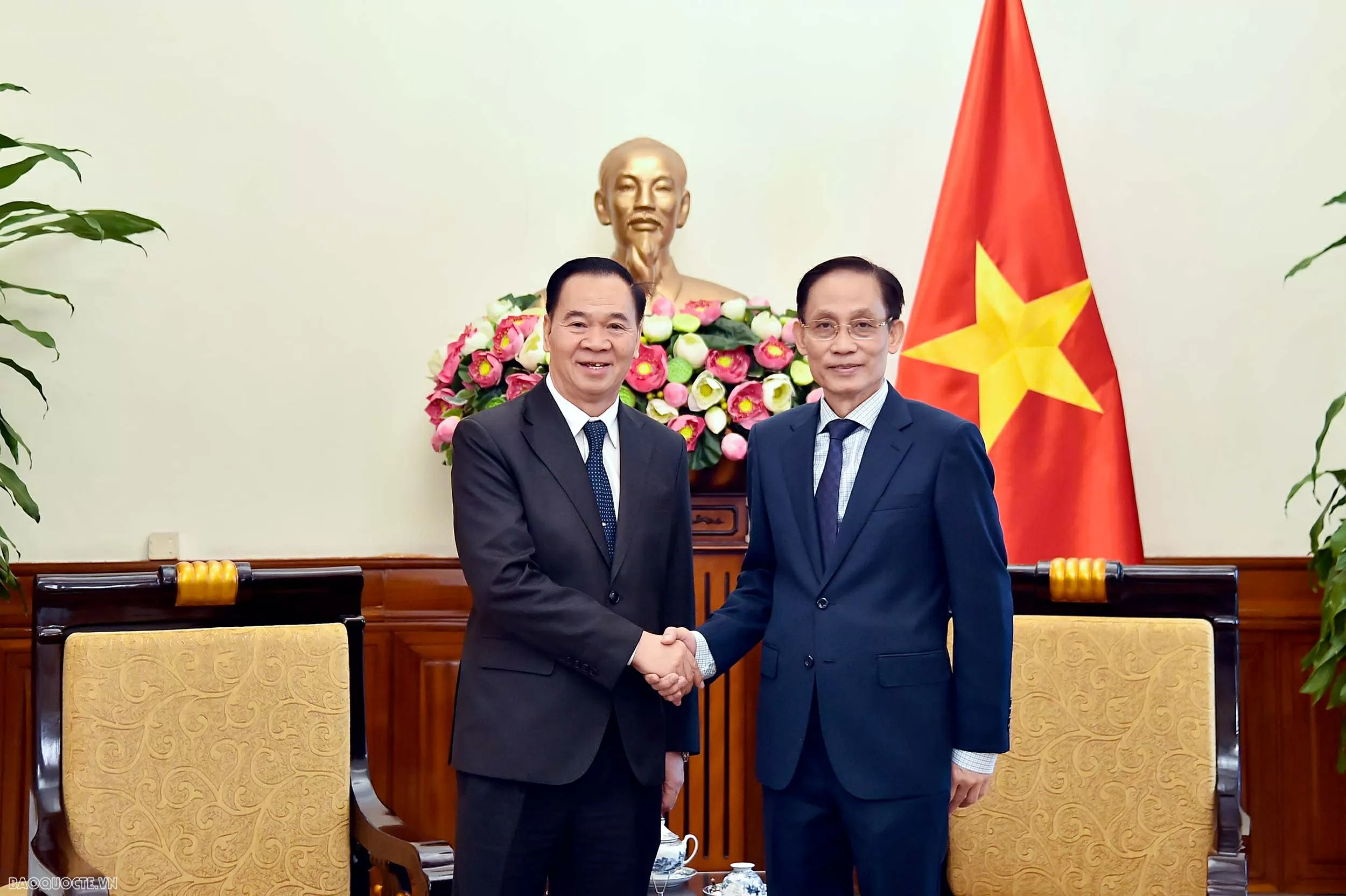 Foreign Minister Le Hoai Trung receives Lao Minister of Education and Sports