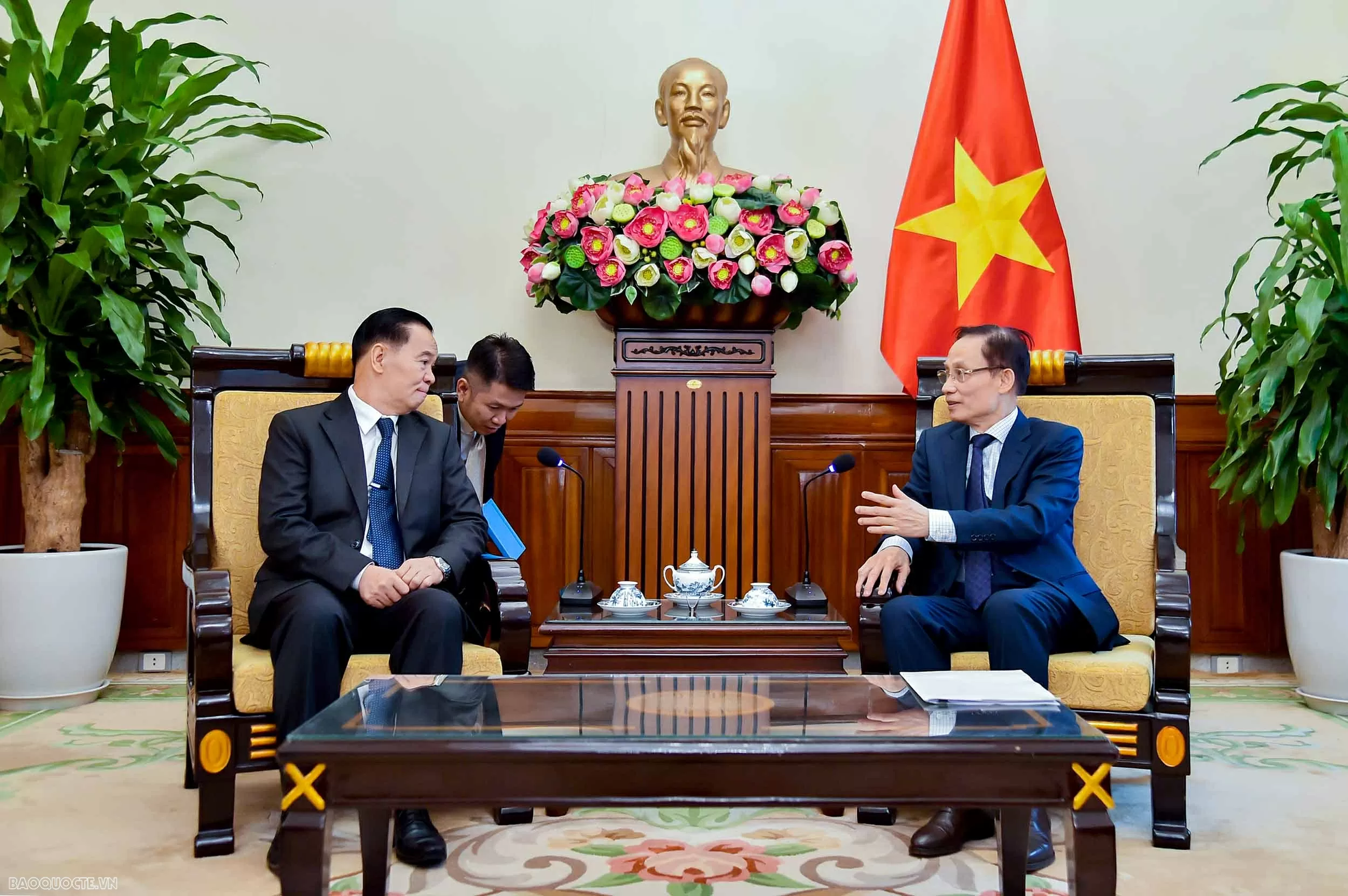 Foreign Minister Le Hoai Trung receives Lao Minister of Education and Sports