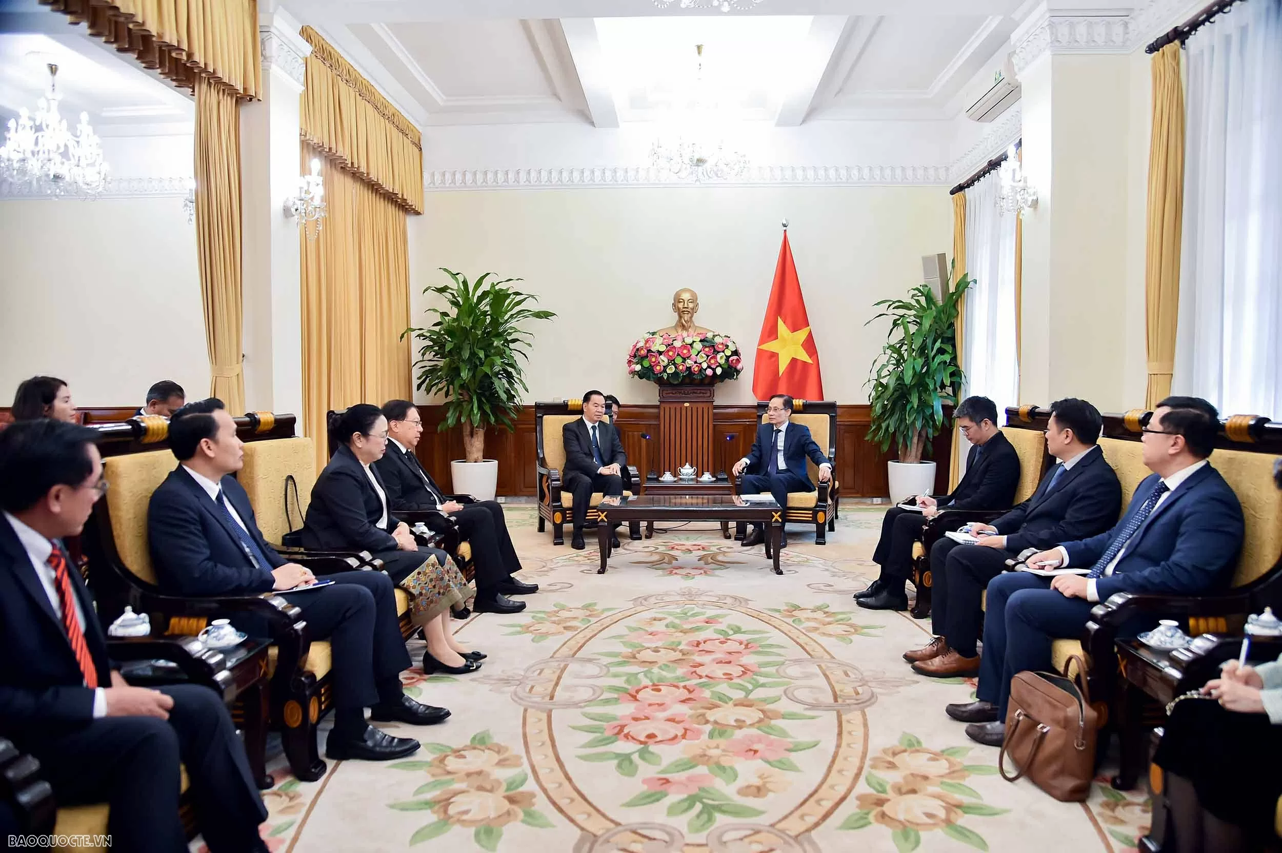 Foreign Minister Le Hoai Trung receives Lao Minister of Education and Sports