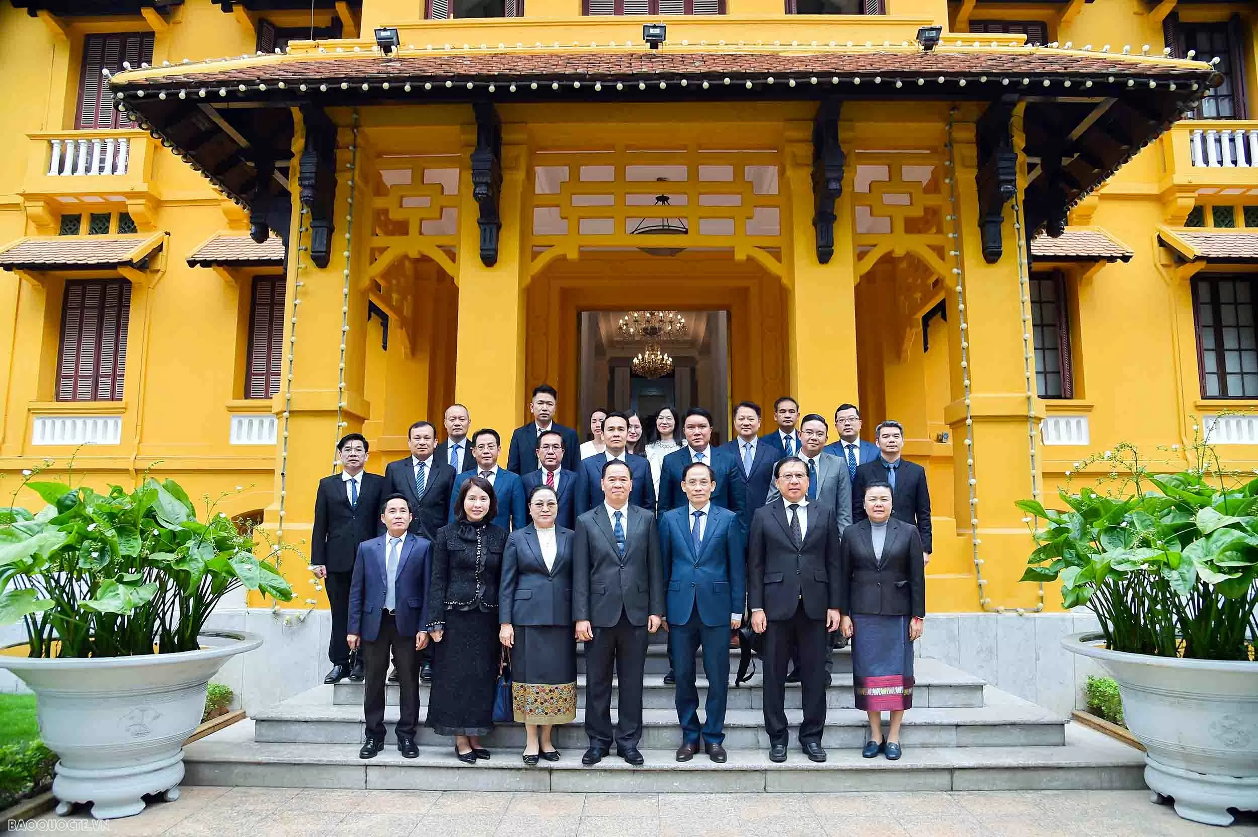 Foreign Minister Le Hoai Trung receives Lao Minister of Education and Sports