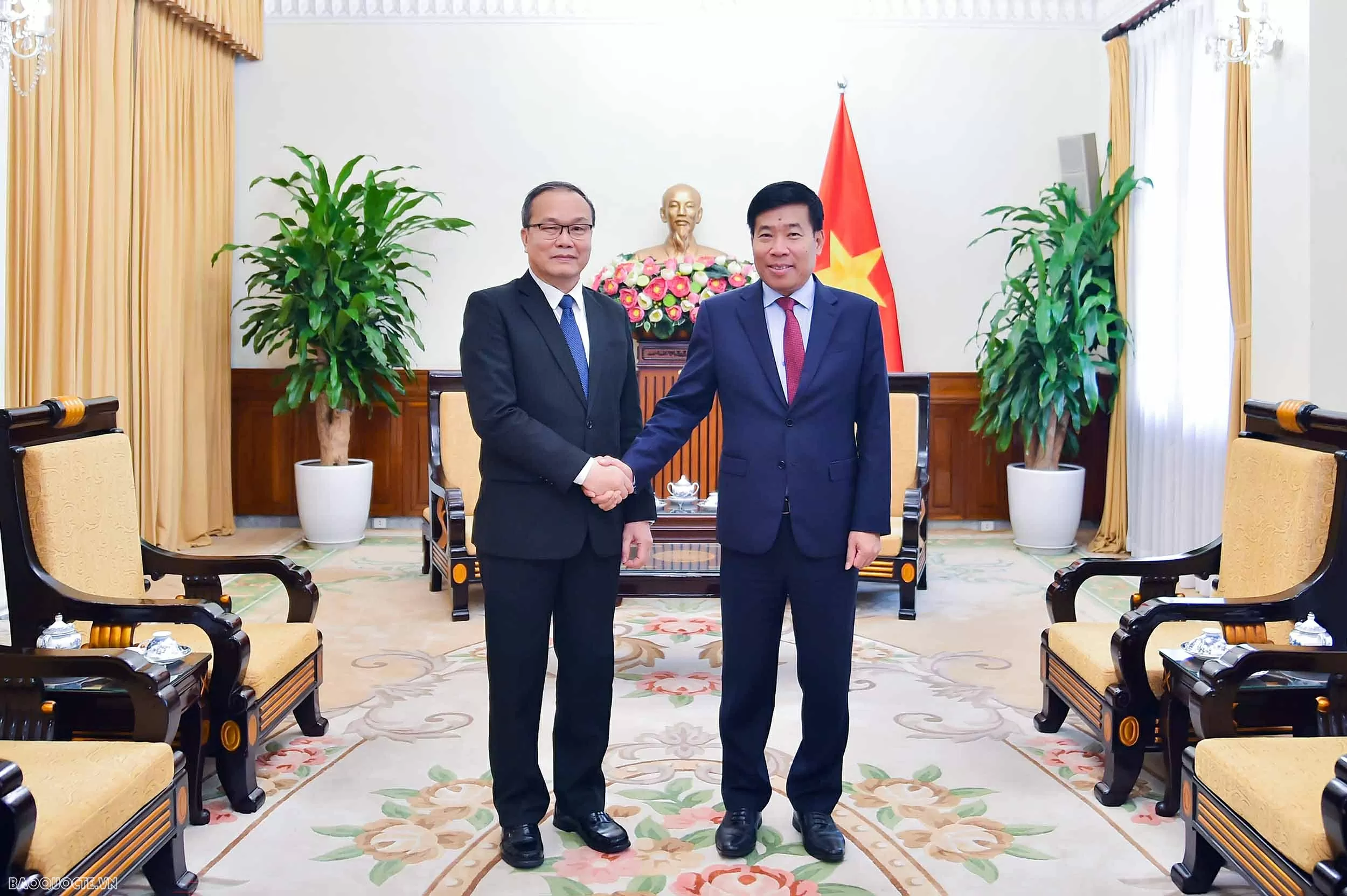 Deputy Foreign Minister Nguyen Manh Cuong receives Lao Consul General in Da Nang